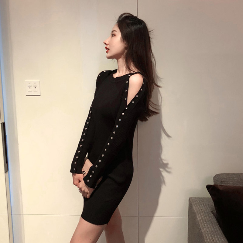 2018早秋新款港味紐扣露肩小心機設計感性感冷淡風針織連衣裙女潮